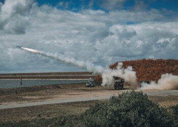 Defensie test nieuwe raketartillerie op Afsluitdijk en IJsselmeer