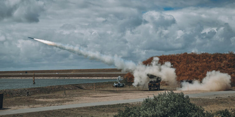 Defensie test nieuwe raketartillerie op Afsluitdijk en IJsselmeer