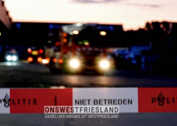 Brandweer bestrijdt hooibrand aan Lageweg in Hoorn; N506 afgesloten