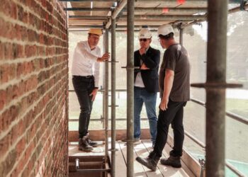 Kerktoren Hem weer in topvorm na grondige restauratie; 300 vierkante meter voegwerk