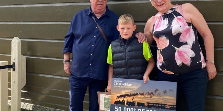 Thijs (9) verwelkomd als 50.000e bezoeker dit jaar van Museumstoomtram