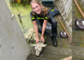 Politie redt schaap uit sloot in Zwaag