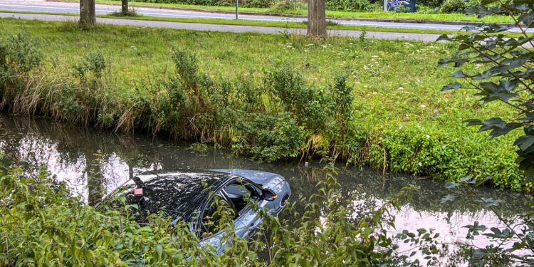 Auto belandt in sloot naast parkeerplaats in Zwaag