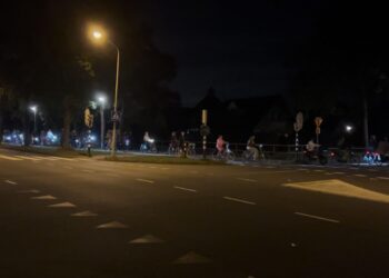 Indrukwekkende stille fietstocht in Hoorn ter nagedachtenis aan Lisa (video)