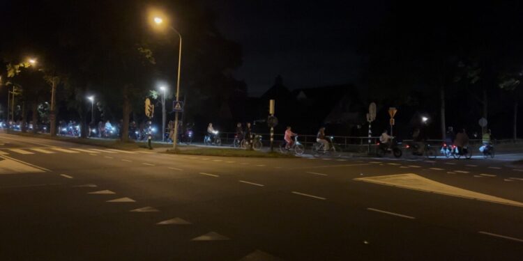 Indrukwekkende stille fietstocht in Hoorn ter nagedachtenis aan Lisa (video)