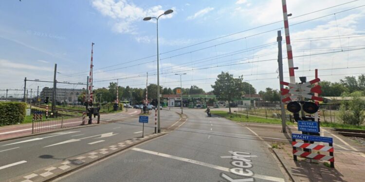 Spoorwerkzaamheden rond station Hoorn; tijdelijke afsluiting spoorwegovergang Keern voor al het verkeer