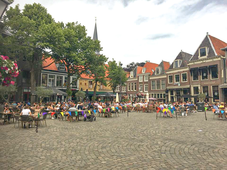 75 horecaondernemers mogen terras in Hoorn vergroten; Kans op permanente verruiming 2022
