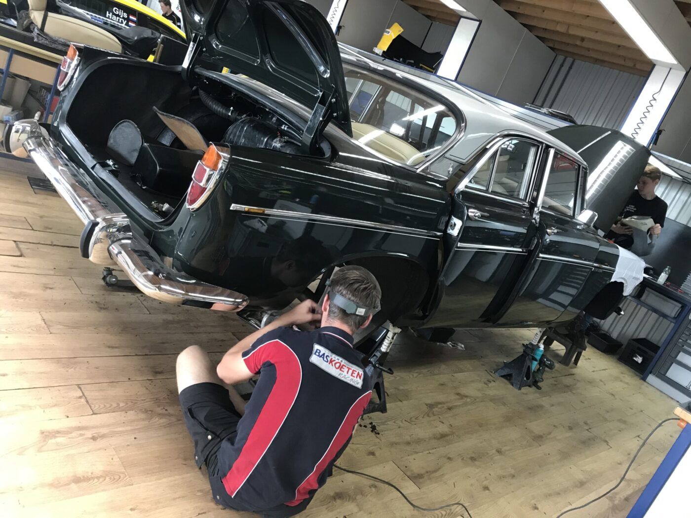 Sleutelen aan oldtimers en youngtimers; Van hobby naar werk bij Bas Koeten Racing