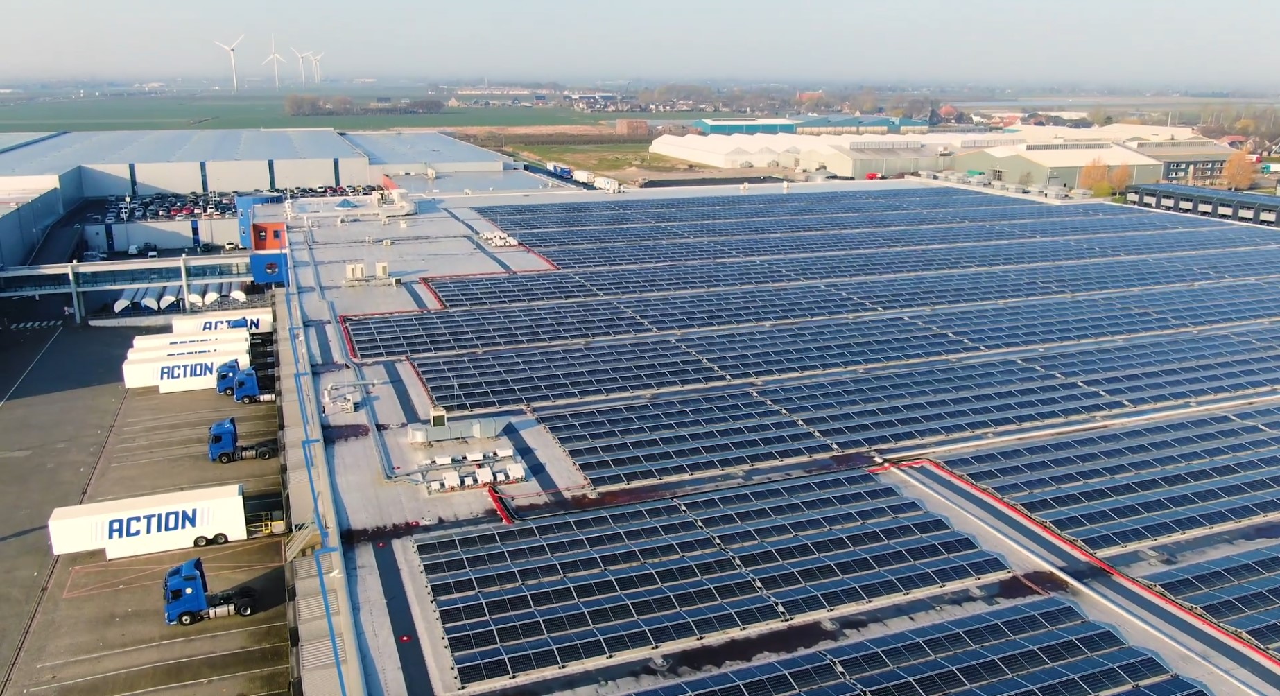 Action neemt dak vol met 12.700 zonnepanelen in gebruik op bedrijventerrein WFO in Zwaagdijk  