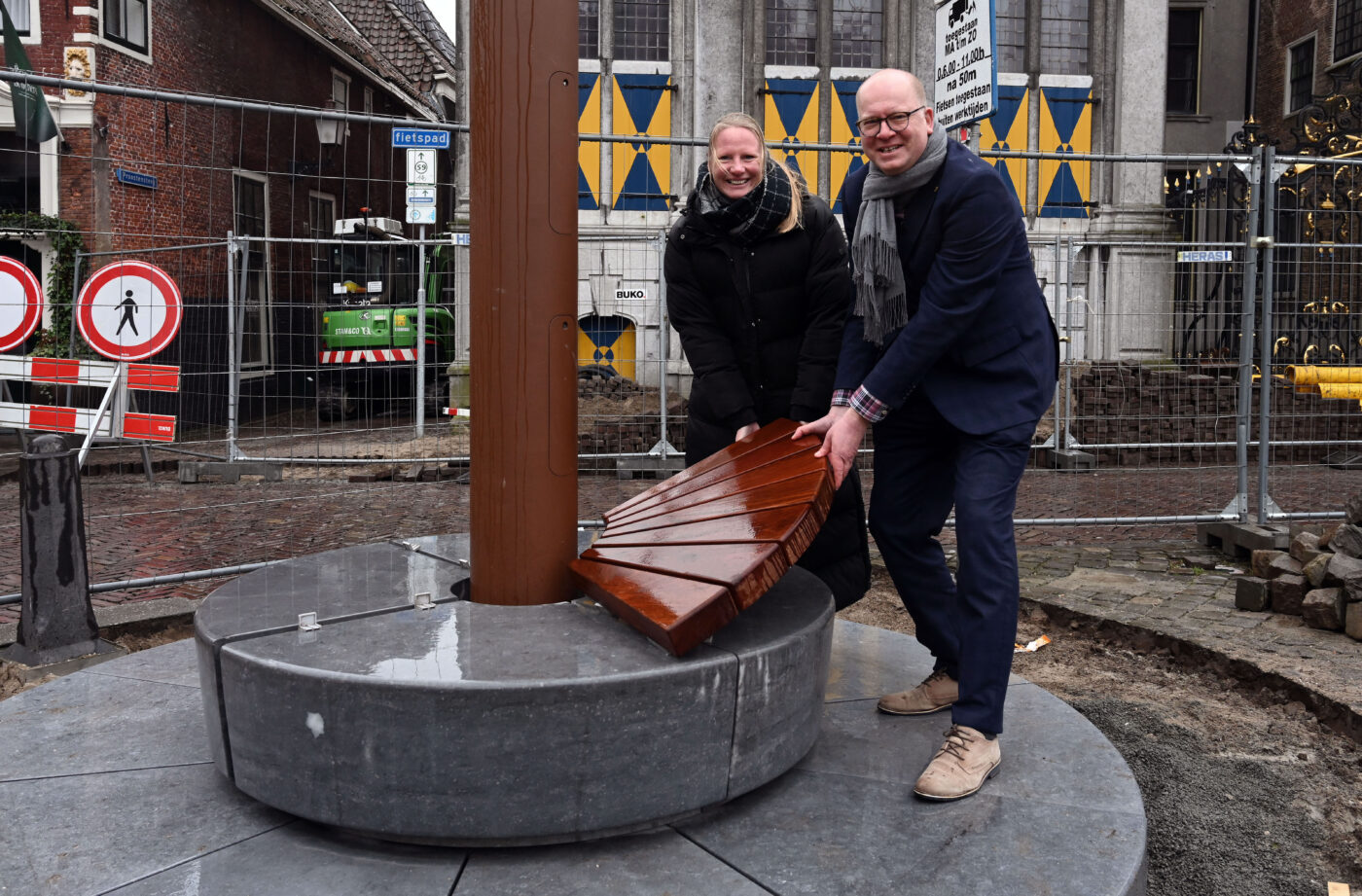 Bankjes weer terug op Roode Steen; horeca ondernemers verontwaardigd