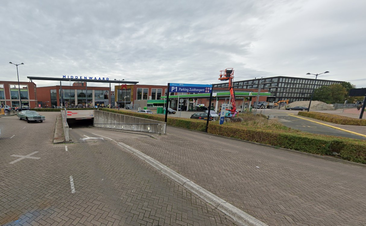 Scheur in vloer winkelcentrum Middenwaard; winkels en parkeergarage ontruimd