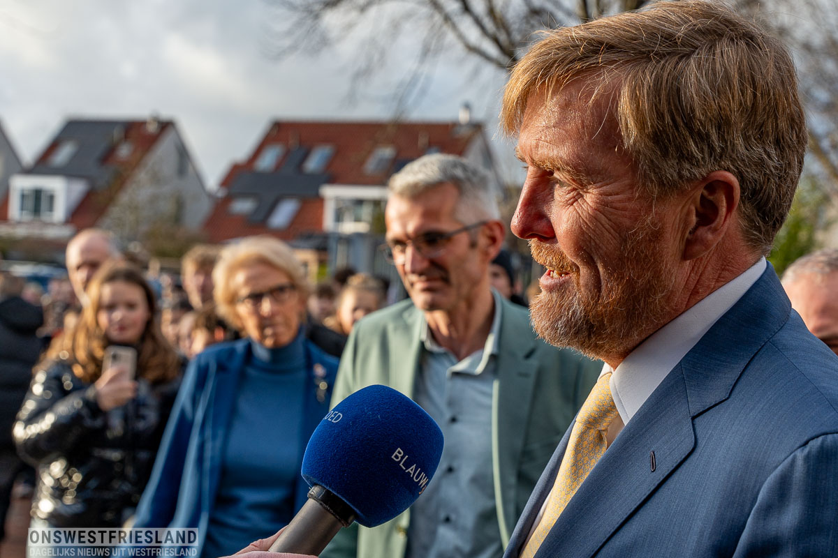 Koning en staatssecretaris op bezoek bij paprikateler Jansen (Andijk) en tulpenkwekerij Ronico (Hem)