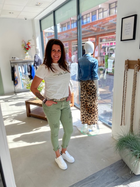 Eerste week modezaak ’N JOY; Vliegende start tegen stroom in