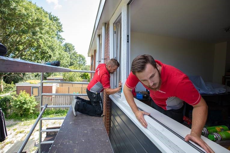 Uniek betaald opleidingstraject van Schipper Kozijnen en ESPEQ van start; leren, monteren en baangarantie