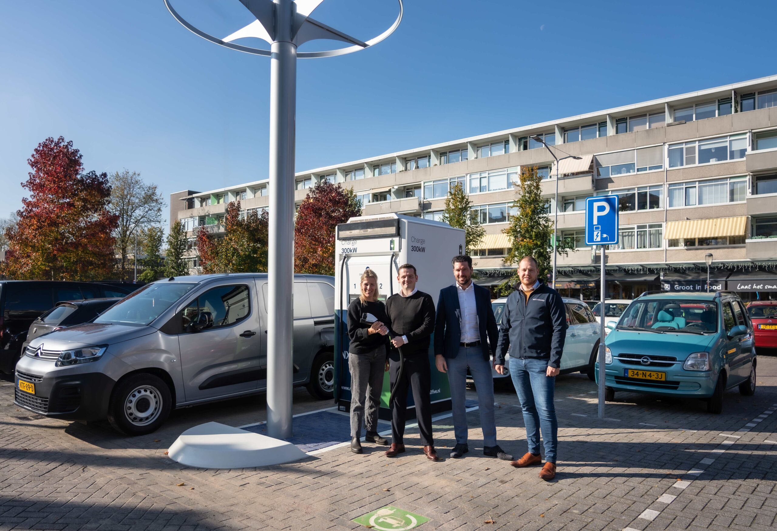 Nieuw snellaadpunt voor elektrische auto’s bij winkelcentrum De Hoef in Alkmaar